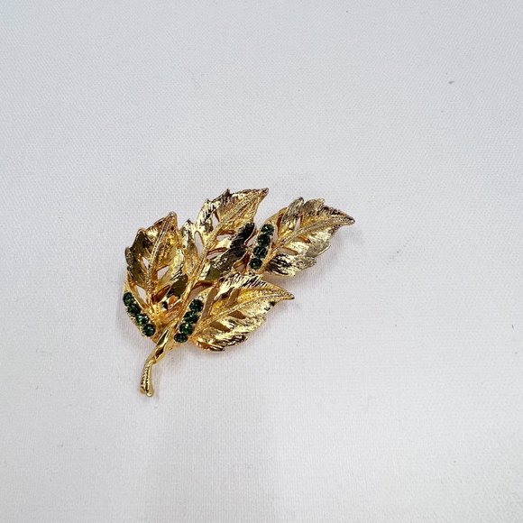 Green Jeweled Textured Four Leaf Shiny Gold Tone Brooch Pin - Picture 4 of 6